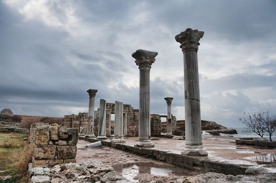 http://archeowiesci.files.wordpress.com/2009/11/chersonesos_columns-basilica.jpg?w=550&h=366